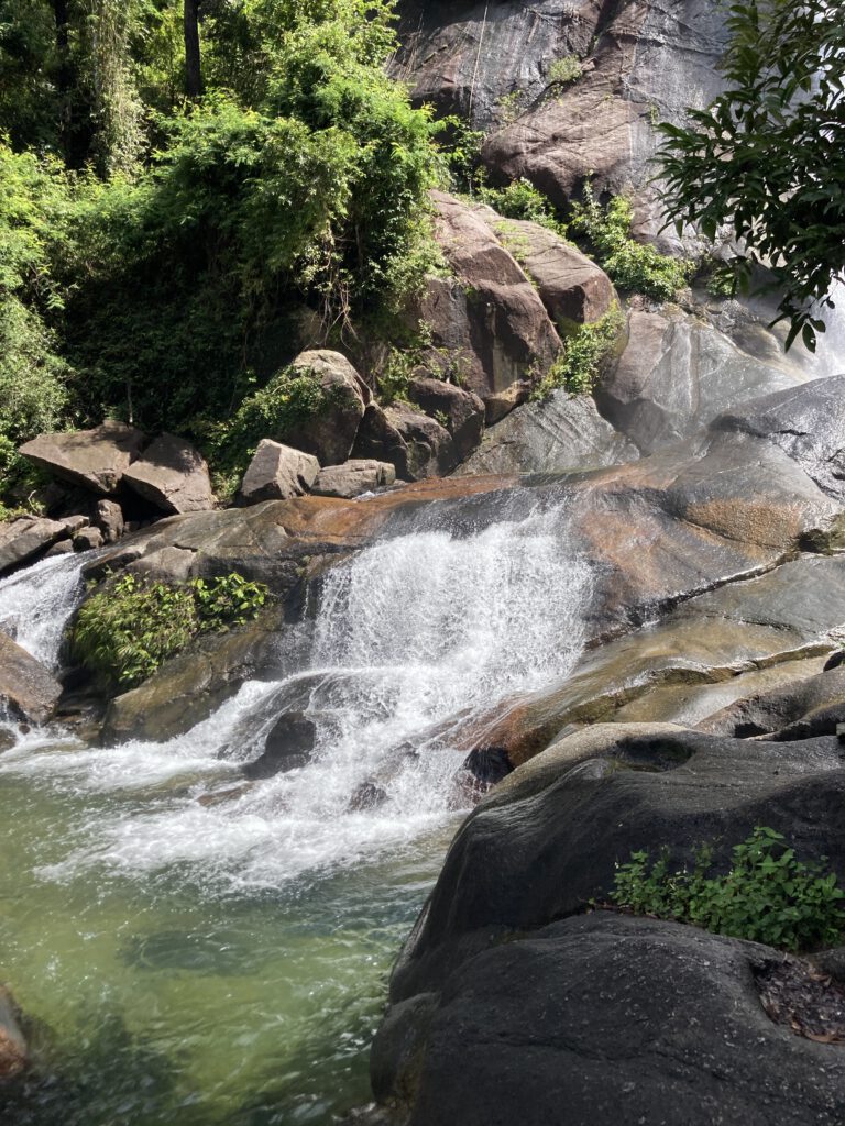 Unten am Wasserfall