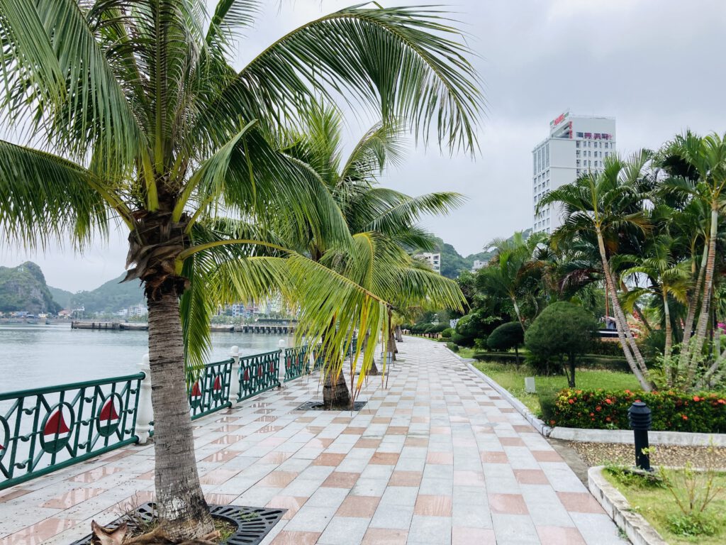 Promenade in Cat Ba Town