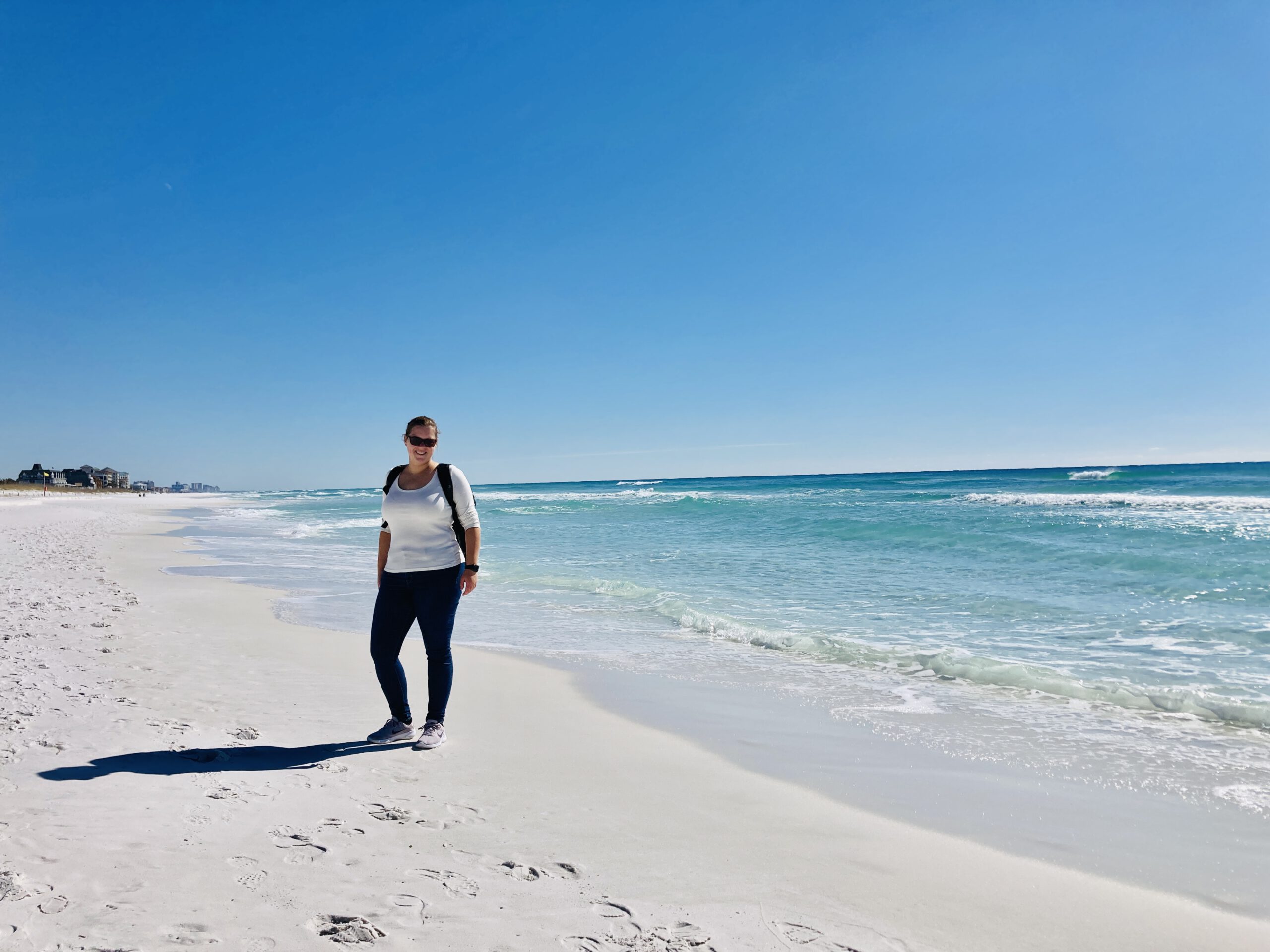 weißer Sand und blauer Himmel