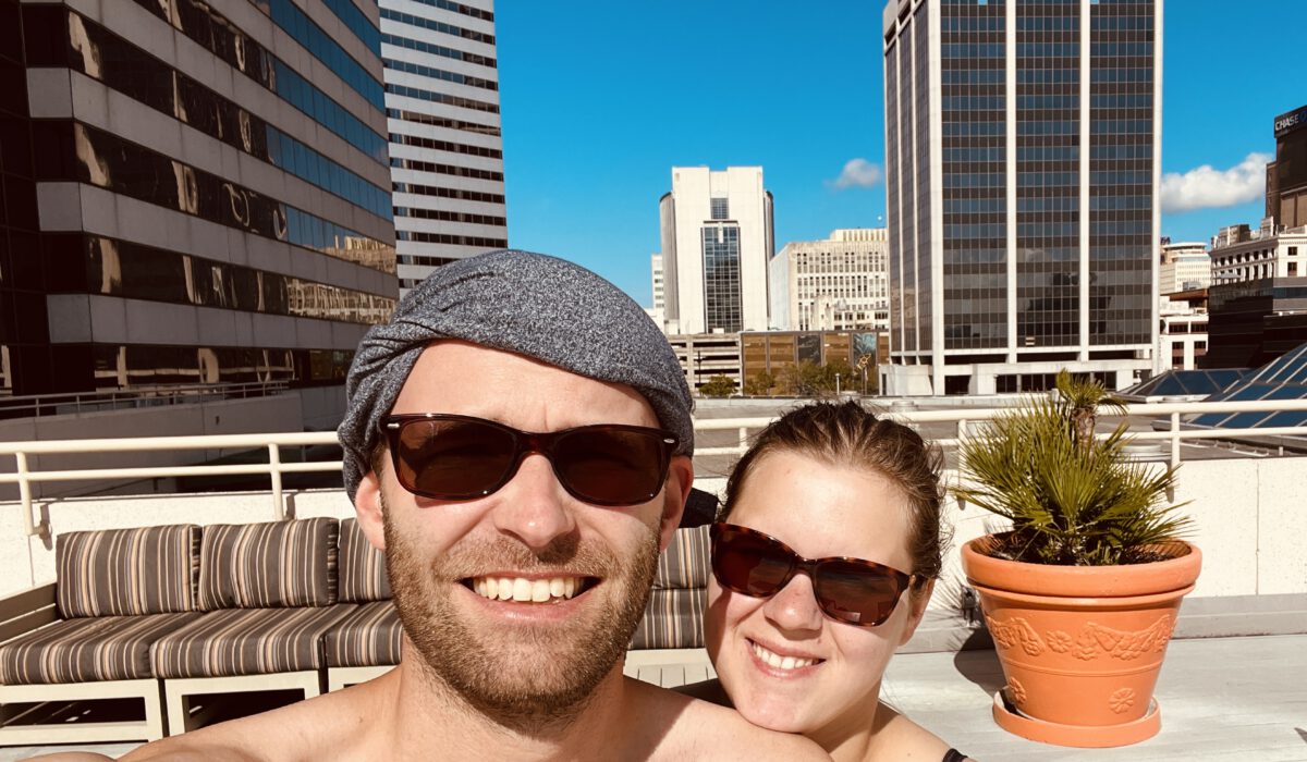 Kopfbedeckung mal anders - relaxen am Pool